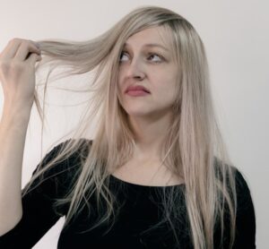 Read more about the article Best Hair Serum for Dry Hair in India (Honest & Beginner-Friendly Guide)